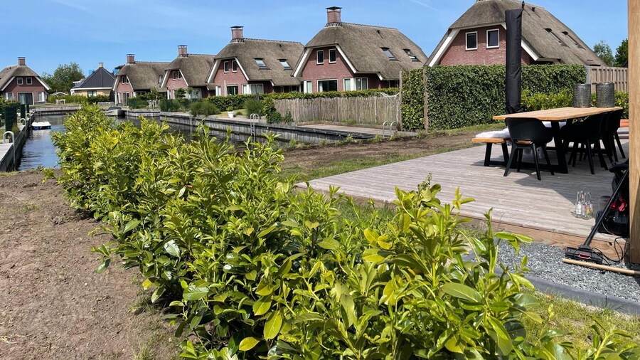Chalet by Water in Idskenhuizen Recreation Park