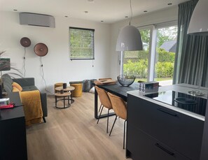 Chalet | Dining - Chalet by Water in Idskenhuizen Recreation Park (Idskenhuizen)