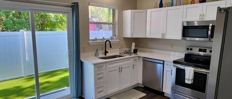 Kühlschrank, Mikrowelle, Ofen, Herdplatte