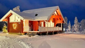 A wooden cabin with a porch, a fireplace, and a snow-covered landscape. - 10 Person Holiday Home in Syssleback-by Traum (Sysslebäck)