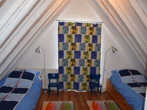 1 chambre, fer et planche à repasser