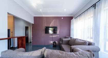 KhayaLethu Cottage 2 Cozy home, 10mins walk to the majestic falls. Lovely garden