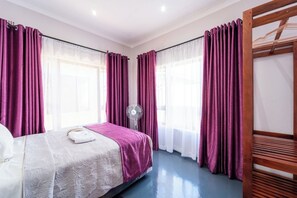 3 habitaciones, tabla de planchar con plancha, wifi y ropa de cama