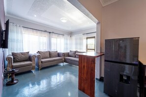 Smart TV - KhayaLethu Cottage 2 Cozy home, 10mins walk to the majestic falls. Lovely garden (Victoria Falls)