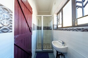 Regadera, amenidades de baño ecológicas, toallas, jabón