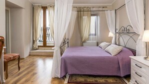 A bedroom with a four-poster bed, a wooden chair, a bedside table with a lamp, and a window with curtains. - Villa San Vincenti (Svetvincenat)
