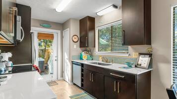 Een koelkast, een magnetron, een oven, een kookplaat