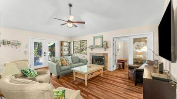 Een smart-tv, een open haard, een dvd-speler en boeken