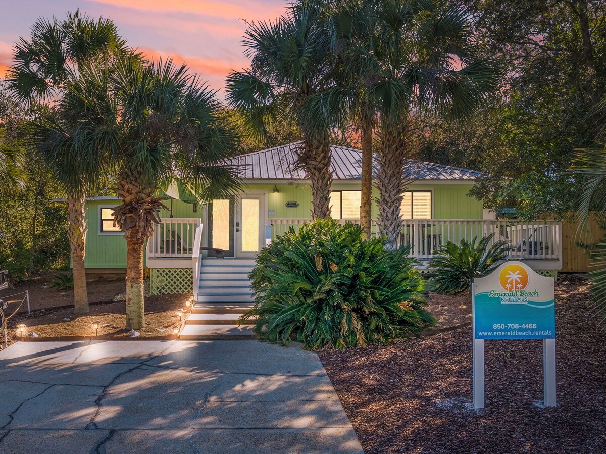 Guest favorite close to beach golf cart & Hot Tub Pet friendly!