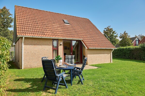 House | Outdoor dining - Holiday Home in Zeeland With Sauna (Heinkenszand)