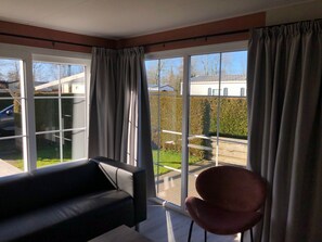 Chalet | Living area - Tranquil Chalet Near the Wadden Sea (Tzummarum)