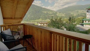 Ein Holzbalkon mit Blick auf eine Berglandschaft.