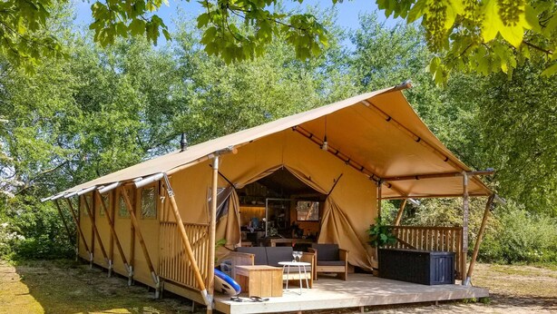 A tented accommodation with a covered patio, seating area, and a small pool. - Special Lodge Tent in the Achterhoek (Winterswijk - Brinkheurne)