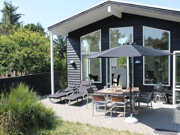House | Outdoor dining - 6 Person Holiday Home in Henne (Henne)
