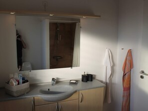 House | Bathroom - 6 Person Holiday Home in Henne (Henne)
