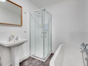 A modern bathroom with a glass-enclosed shower, a white sink, and a freestanding bathtub. - Bay Retreat Apartment in Skinningrove (Saltburn-by-the-Sea)