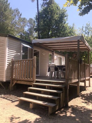Outdoor dining - Location Mobil Home AU Calme Proche DE Sarlat Avec Institut DE Beaute SPA (Pays-de-Belvès)