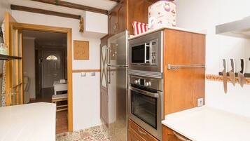 House | Private kitchen | Fridge, microwave, oven, coffee/tea maker