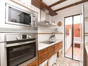 Casa | Cocina privada | Refrigerador, microondas, horno y cafetera y tetera