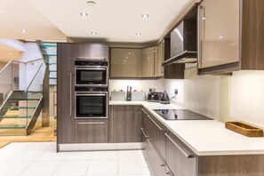 Refrigerador, microondas, horno y lavavajillas