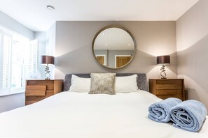 4 habitaciones, escritorio y espacio para trabajar con laptop