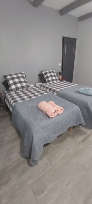 5 bedrooms, iron/ironing board, free WiFi, bed sheets - Villa / Piscine. vue Pano Mont Ventoux & Carrière D'ocre . Au Coeur d'1 Pinède (Bédoin)