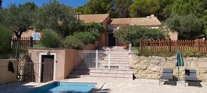 Exterior - Villa / Piscine. vue Pano Mont Ventoux & Carrière D'ocre . Au Coeur d'1 Pinède (Bédoin)