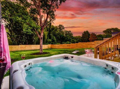 Luxe Cottage; Stroll to Main St, Hot Tub, Games, FirePit, CornHole, Fenced Yard