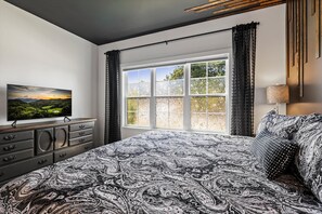 2 bedrooms, iron/ironing board, travel crib, free WiFi - Stroll to Main St, Hot Tub, Fenced Yard, Games, FirePit, CornHole, Grill (Mount Airy)