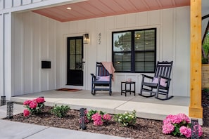 Terrace/patio - Stroll to Main St, Hot Tub, Fenced Yard, Games, FirePit, CornHole, Grill (Mount Airy)