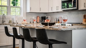 Wasserkocher mit Kaffee-/Teezubehör, Kühlschrank, Mikrowelle, Ofen
