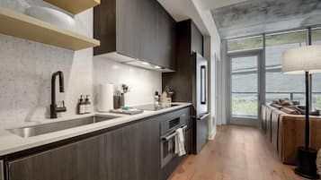 Kühlschrank, Mikrowelle, Herdplatte, Geschirrspüler