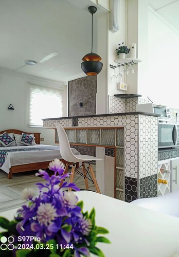 Happy House - With beautiful pool & 1 minute walk to amazing Blue Bay beach