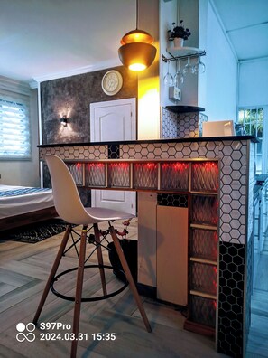 1 habitación, tabla de planchar con plancha, wifi gratis y ropa de cama 