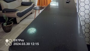 Una sala de estar moderna con un sofá, una mesa de centro y una lámpara colgante.