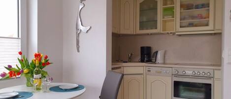 House | Dapur peribadi | Ketuhar, cerek elektrik, pembakar roti