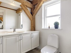 House | Bathroom - 4 Person Holiday Home in Blavand (Blavand)