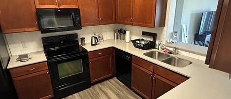 Refrigerador, microondas, parrilla de estufa y cafetera y tetera