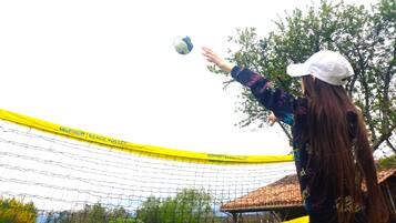 Ein Volleyballnetz mit gelben Rändern und dem Aufdruck 'DECATHLON BEACH VOLLEY'.