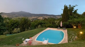 A swimming pool with a view of rolling hills and mountains in the background. - Belvilla by OYO Typical Country House With Pool (San Casciano dei Bagni)