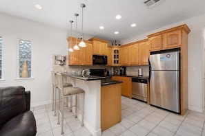 Appartement, 2 chambres | Cuisine privée | Réfrigérateur, four, cafetière/bouilloire, grille-pain