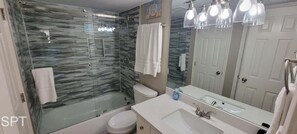 Departamento, 2 habitaciones | Baño | Toallas y shampoo 