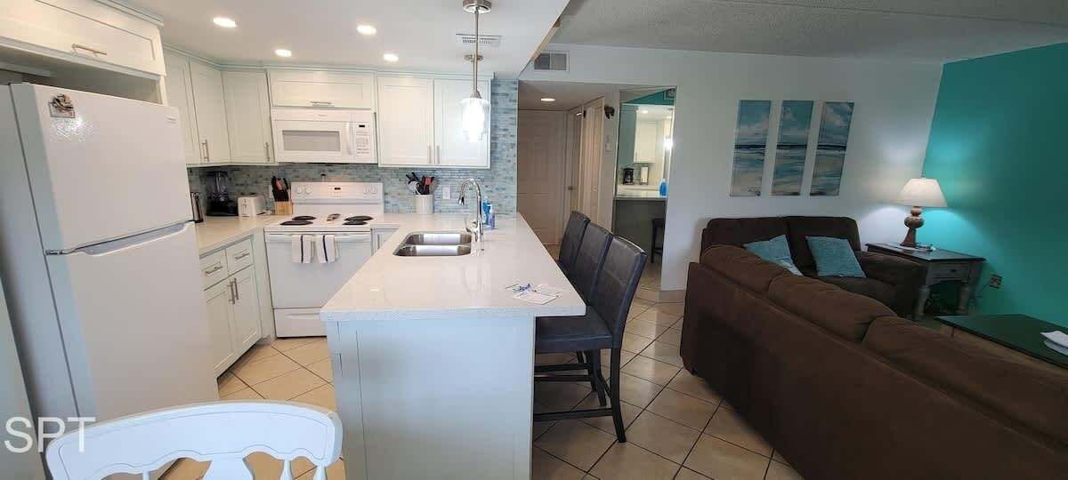 Apartment, 2 Bedrooms | Private kitchen | Fridge, oven, coffee/tea maker, toaster