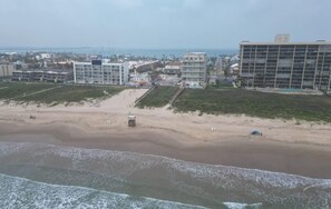 Zona costera con edificios, una playa y vistas al océano.