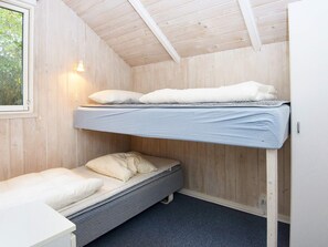 A bunk bed room with a window, a wall-mounted light, and a blue carpet. - 6 Person Holiday Home in Farvang (Farvang)