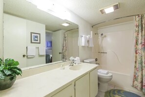 Departamento, 2 habitaciones | Baño | Toallas y shampoo 