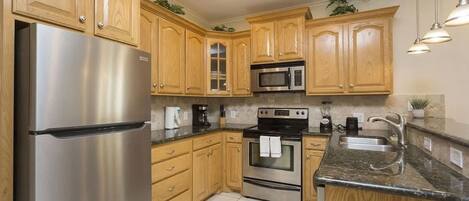 Private kitchen | Fridge, oven, coffee/tea maker, toaster
