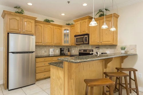 Dom's Beach Retreat 2 Bedroom Home by RedAwning