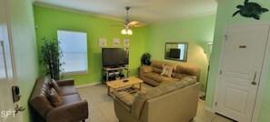 Condo, 2 chambres | Aire de séjour