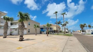 Condo, 2 Bedrooms | Property grounds